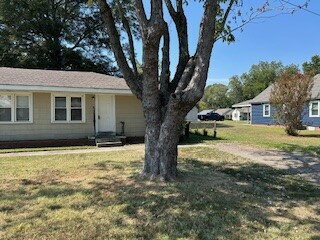Building Photo - 2 bedroom, 1 bath duplex.