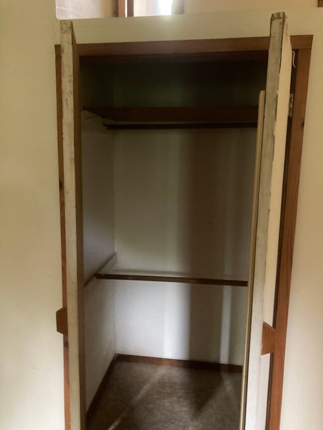 bd 1 closet - 341 Glendale Ave NE