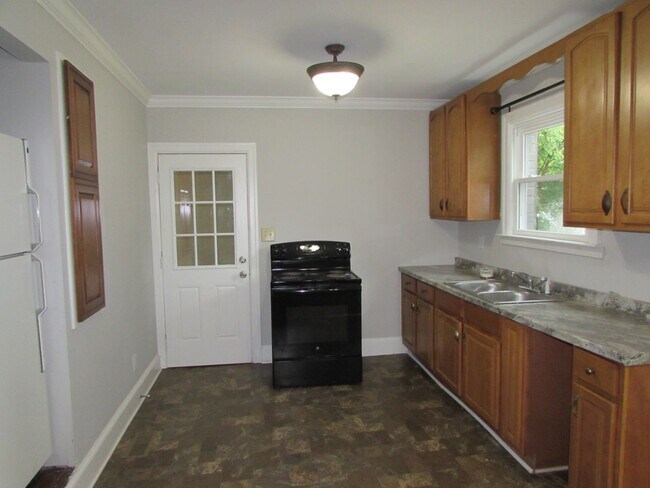 Foto del edificio - Cute Renovated 3 Bed/1 Bath Home - Large Y...