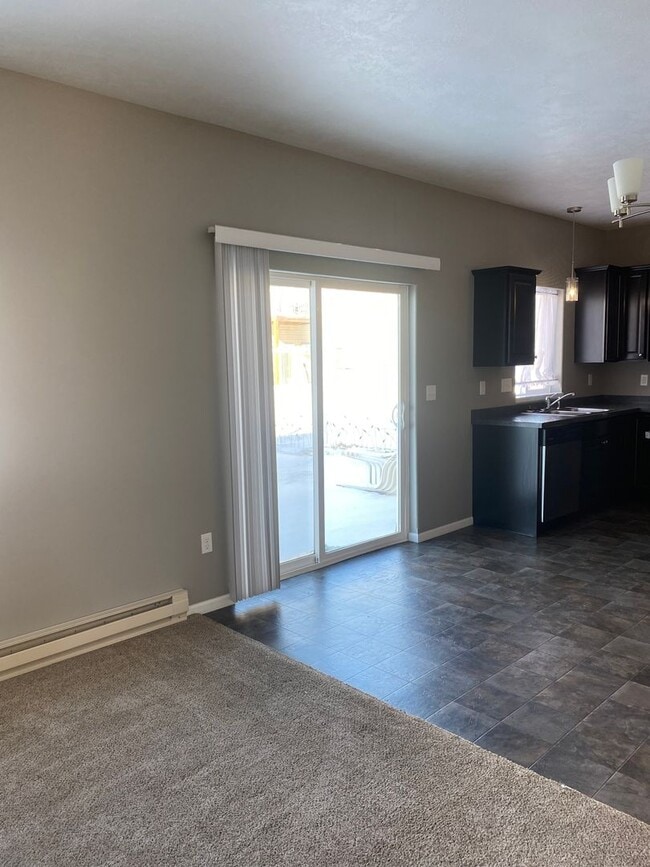 Building Photo - 3 Bedroom Townhome Located in SE Minot!