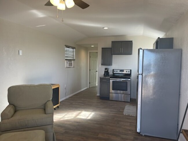 Building Photo - Cabin B