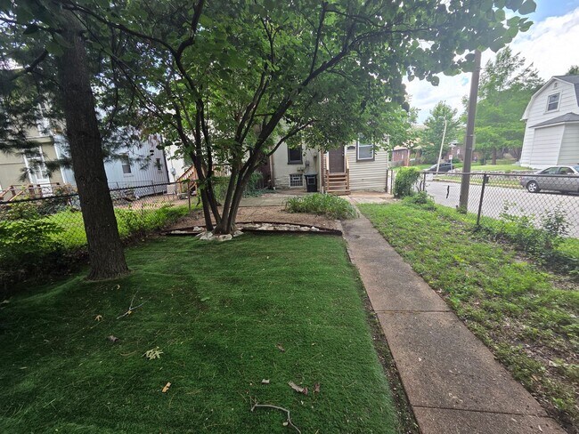 Foto del edificio - 2 bed/1 bath, Single-family Home! Modern and spacious with off-street parking and a relaxing back...