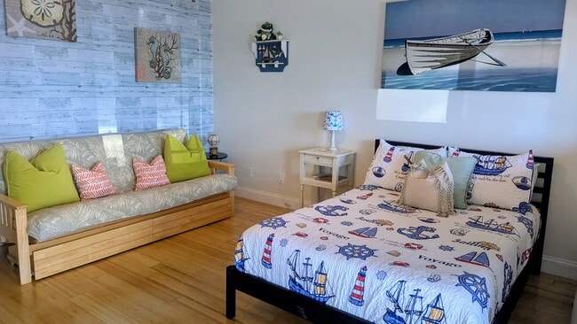 Full bed and full futon - 25000 Tamiami Trl E
