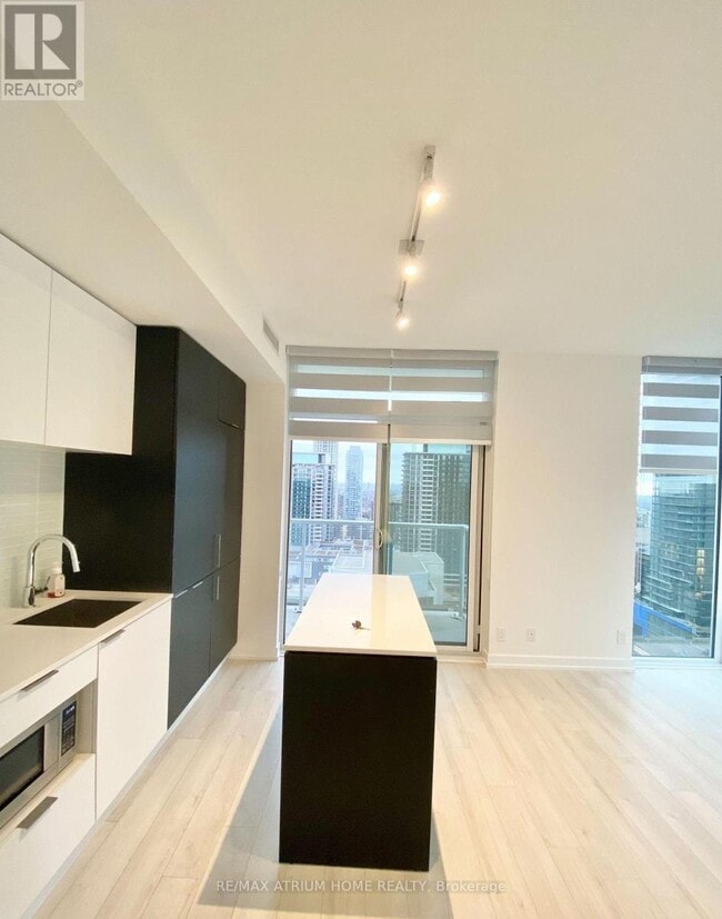 Building Photo - 33 Helendale Ave