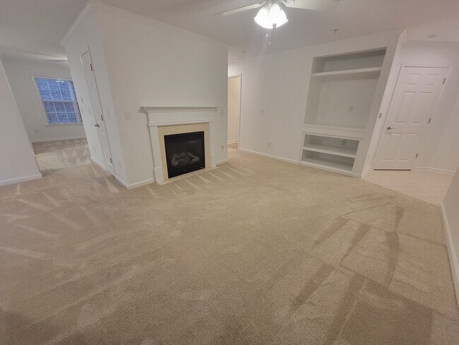 Building Photo - Beautiful Main Level Condo in Shallowford ...