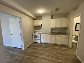 Building Photo - 262 Robinson St Building Photo - 262 Robinson St