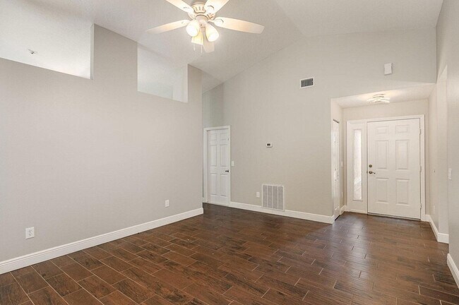 Foto del edificio - 513 Oakmont Pl