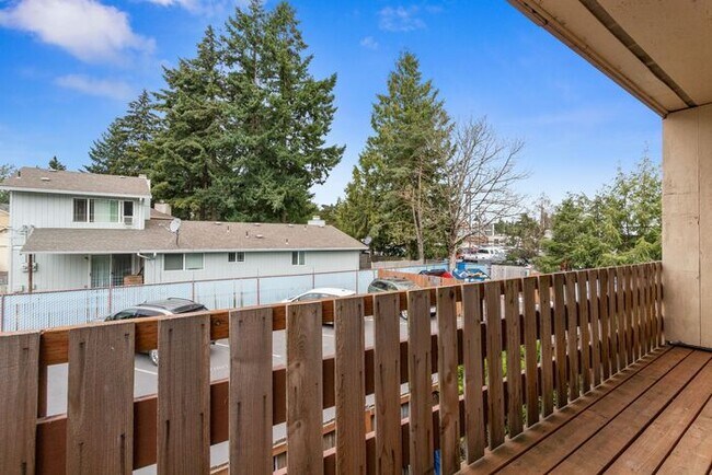 Building Photo - MOVE IN SPECIAL 1ST MONTH RENT FREE!! 2 bedroom unit!!