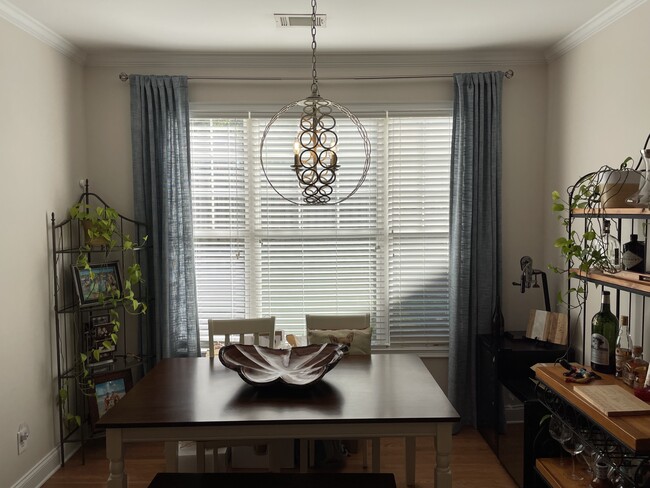 Dining - 1 Edge Ct
