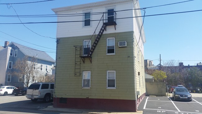 Building Photo - 25 Weeden St