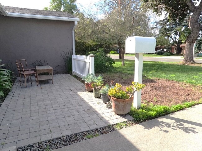 Building Photo - 906 S Gilbert St