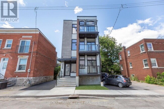 Photo du bâtiment - 240-240 Bell St N
