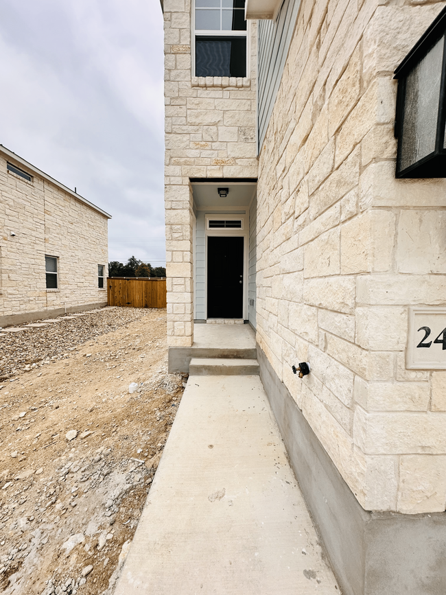 Building Photo - 2425 Lakey Cv