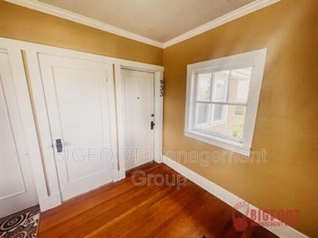 Building Photo - 933-937 12th Ave. Triplex