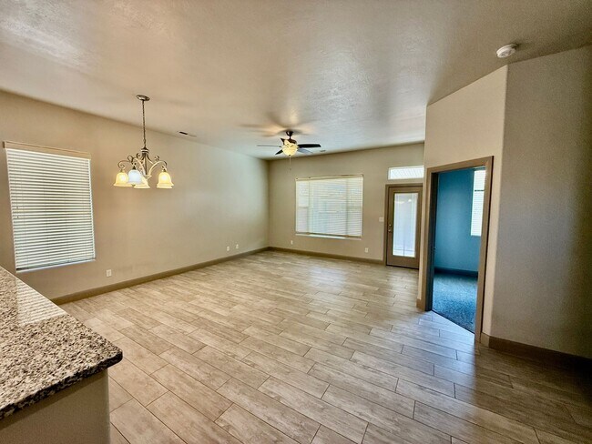 Foto del edificio - Spacious 2-Bedroom Duplex with Den & Fence...