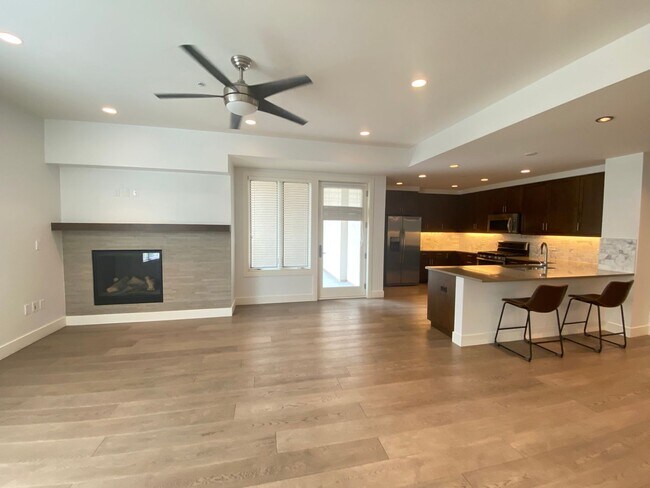 Building Photo - Updated One Bedroom Condo at The Peloton. ...