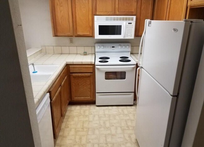 Foto del edificio - Charming 2BD/2BA Townhouse in Desirable Du...