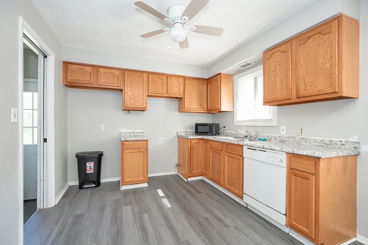 Primary Photo - 3 BED 1 BATH BEAUTIFUL SINGLE FAMILY HOME ...