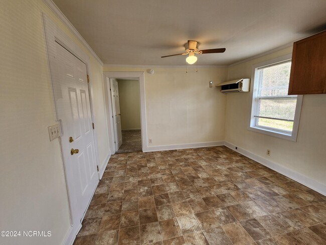 Building Photo - 221 Lakewood Dr