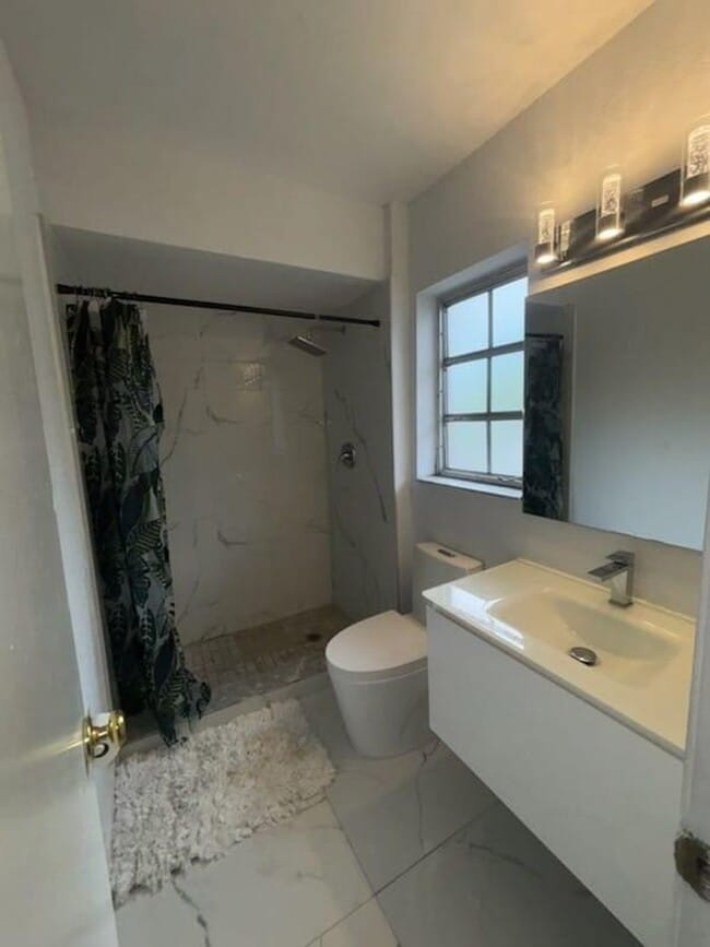 Photo - 3056 Riverside Dr House