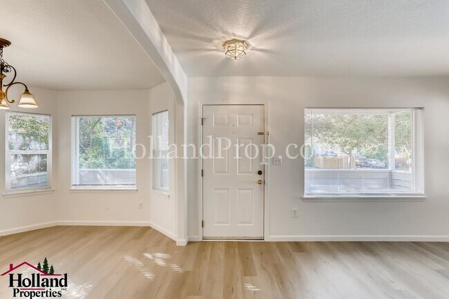 Foto del edificio - Charming 4-Bedroom Home with Spacious Layo...