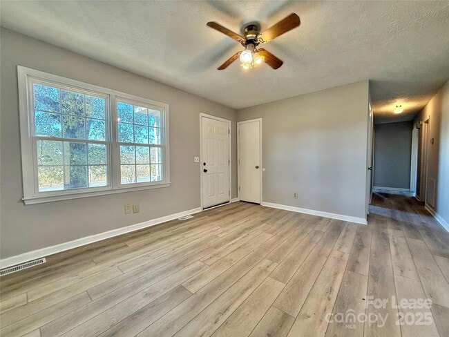 Building Photo - 1552 Airport Rd