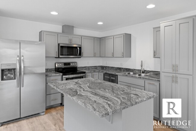 Foto del edificio - New 3 Bed/2.5 Bath Townhome in Medford