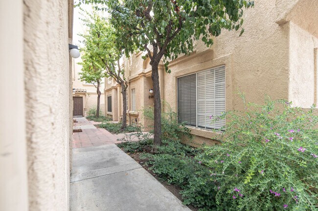 Foto del edificio - Townhome in Lake Forest