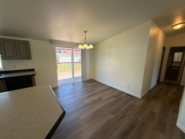 Foto del edificio - PETS Considered! SW Old Mill Area 4 Bdrm, ...