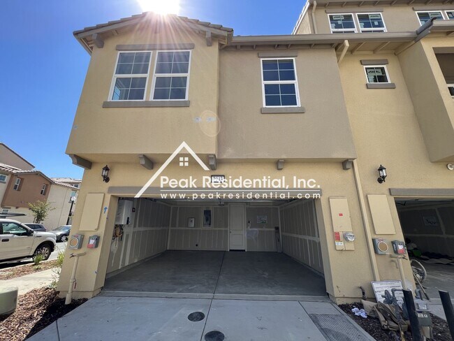 Building Photo - Newer 3bd/2.5ba North Natomas Townhouse wi...