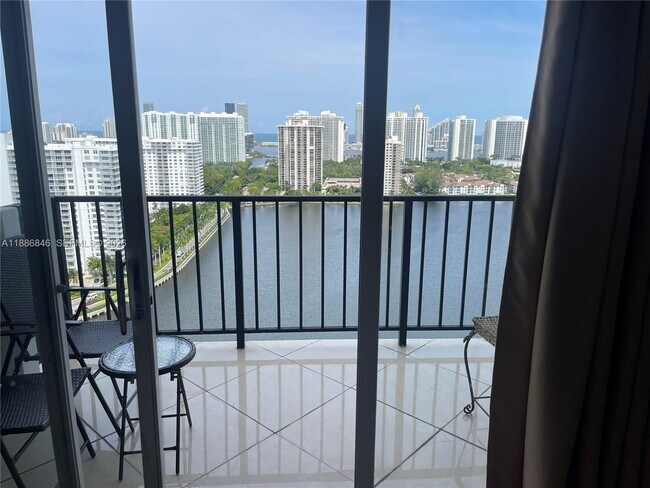 Foto del edificio - 2750 NE 183rd St