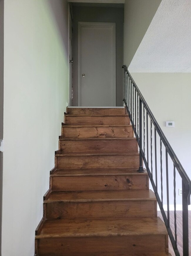 Building Photo - East Ridge 3 Bedroom 2 Bath Duplex