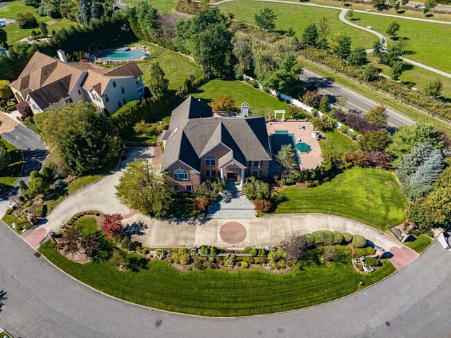 Building Photo - Privacy and Luxury