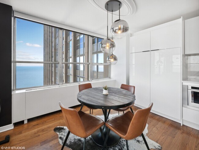 Foto del edificio - 655 W Irving Park Rd