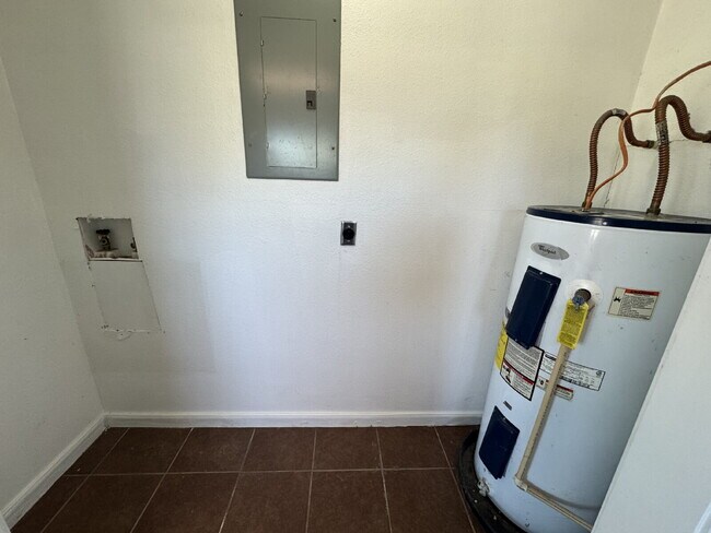 Foto del edificio - 2 bedroom and 1 bathroom unit ready to move in in Charlotte.