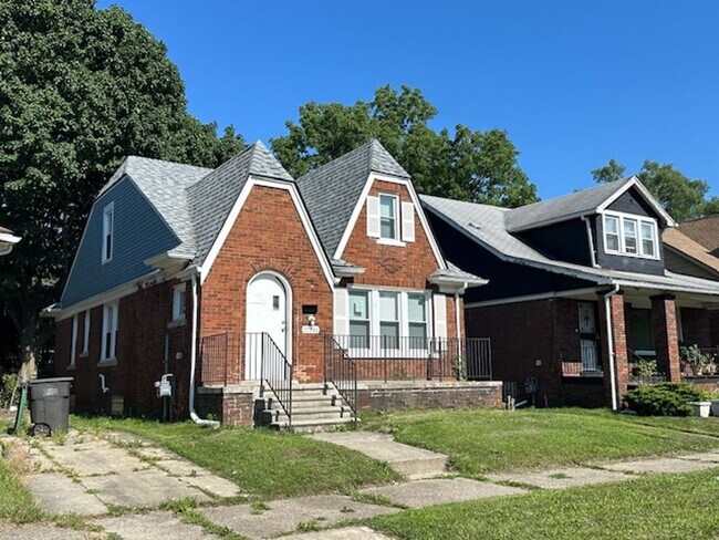 Building Photo - 4 Bedroom 2 Bath Brick Tudor For Lease