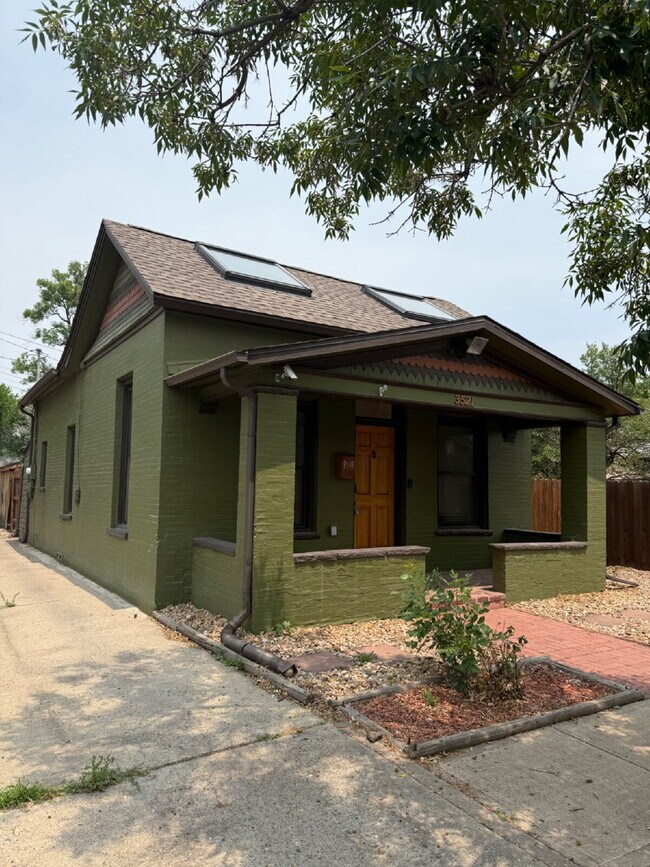 Foto del edificio - "Charming 2-Bed, 2-Bath Oasis in Denver’s Vibrant Locale – 1,313 Sq. Ft. of Cozy Elegance!"