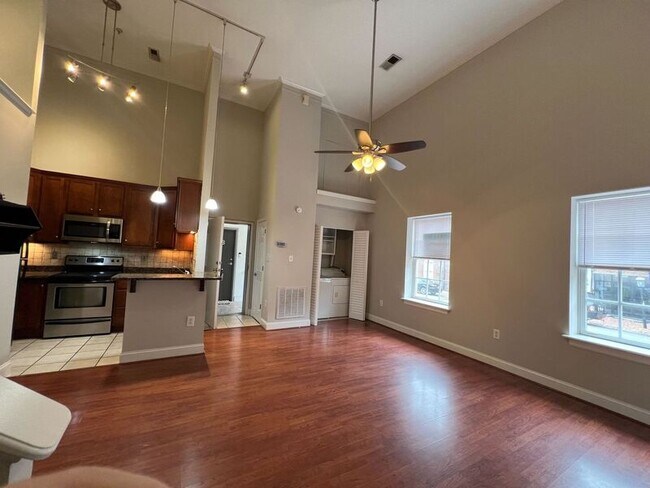 Foto del edificio - 2418 E Franklin St