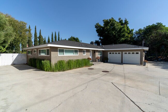 Building Photo - 129 E Loop Dr