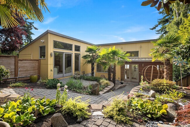 Foto del edificio - Three Tree Point beach front home - 3+ bedroom & 4.5 bathrooms ready for move in NOW!