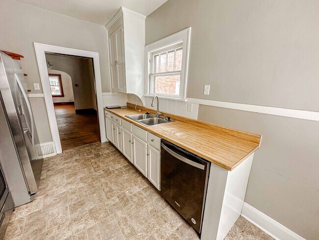 Building Photo - Move In Ready Gem on Lowe Rd. - West End