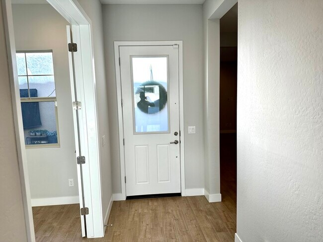 Building Photo - Stunning nearly brand new luxury smart hom...