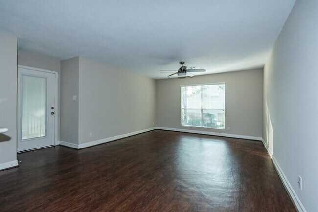 Foto del edificio - 14555 Wunderlich Dr