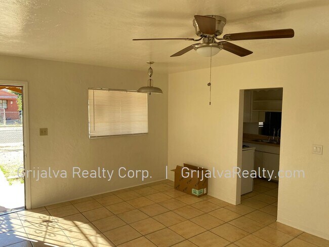 Foto del edificio - 4525 E 17th St