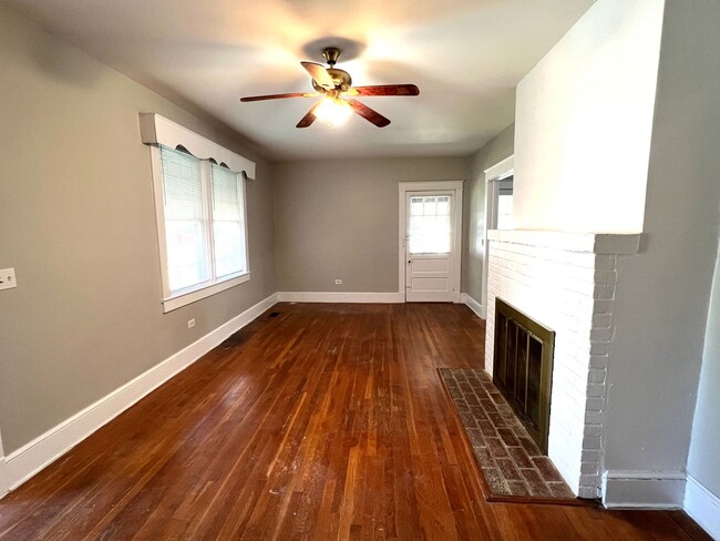 Building Photo - Newly Renovated 3 Bedroom Home in Lawrence...