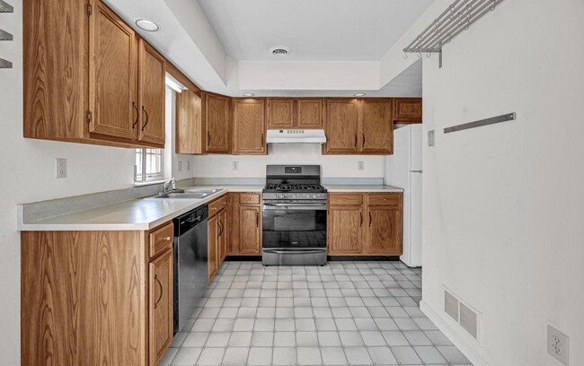 Building Photo - Charming 2 Bedroom in Central Schools Comi...