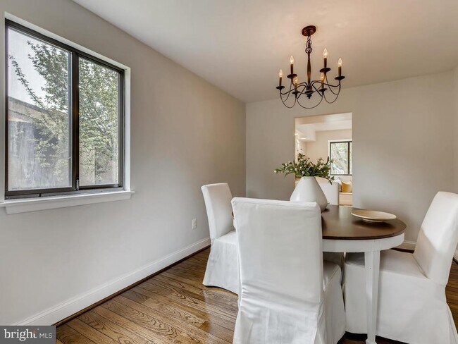 Foto del edificio - 438 Five Farms Ln