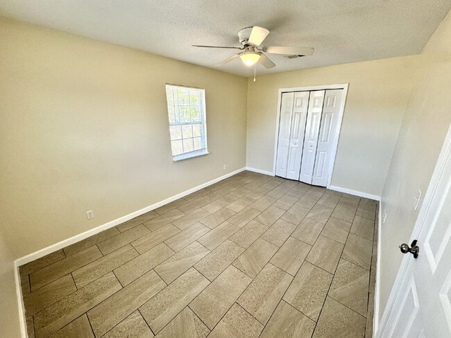 Building Photo - 1 bedroom 1 bathroom triplex unit