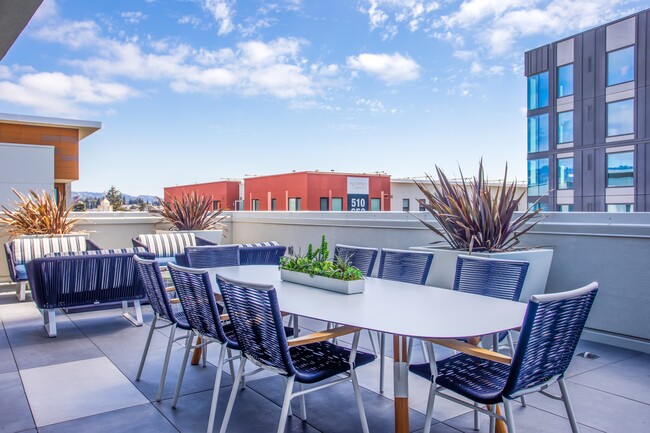 Roof deck dining - MacArthur Commons