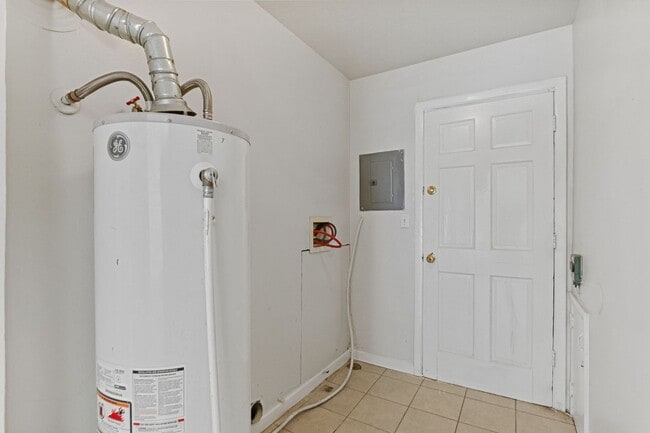 Building Photo - Newly Renovated 2 bed/1 bath home!!